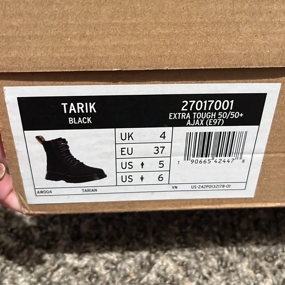 NIB Women’s Dr. Martens Black Boots Size 6 - Picture 8 of 8